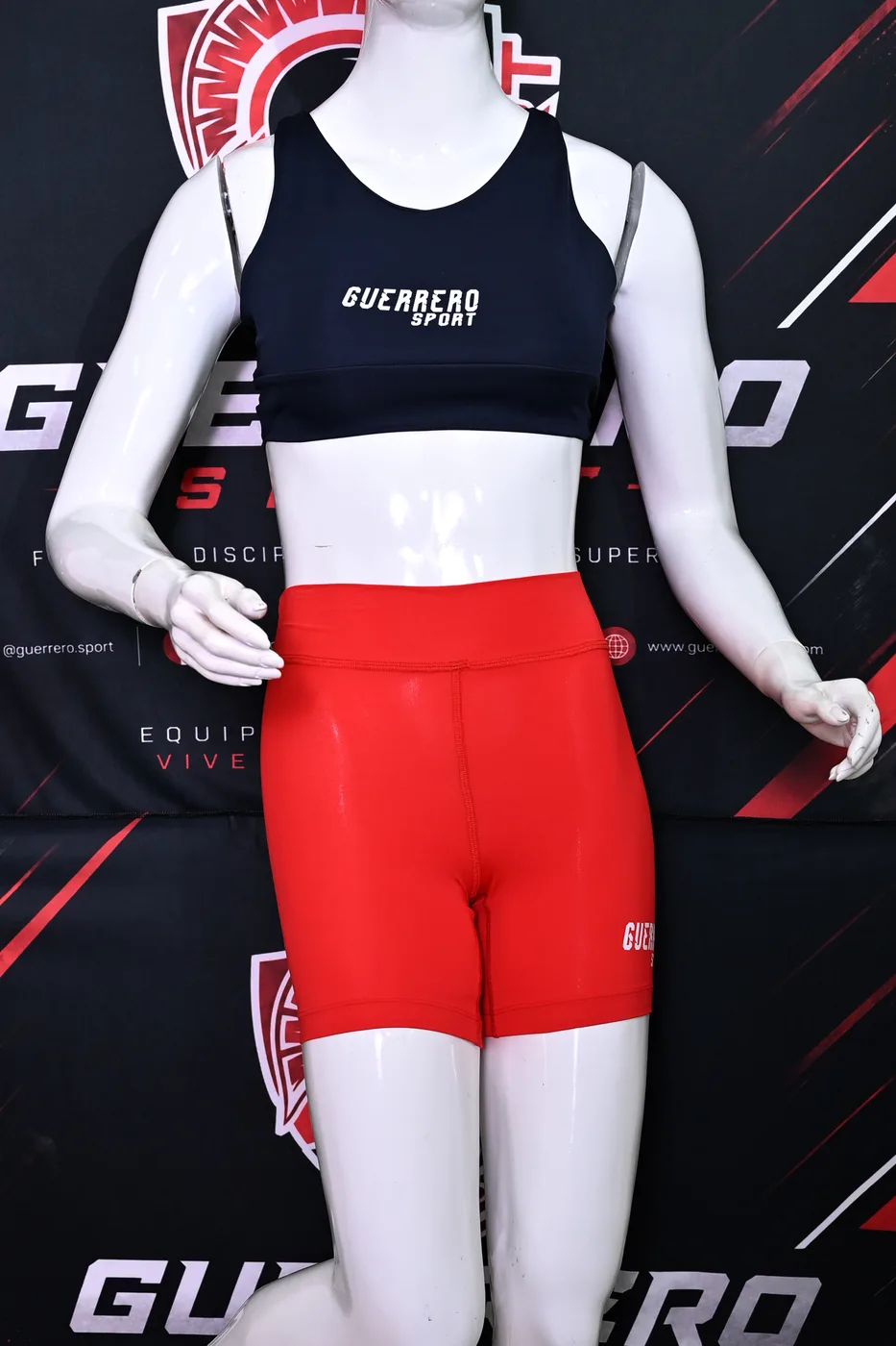 Conjunto deportivo femenino — Línea femenina